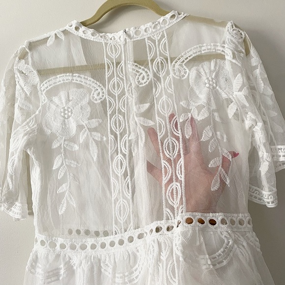 Deep V Neck White Lace Romper Size Large - Picture 10 of 10